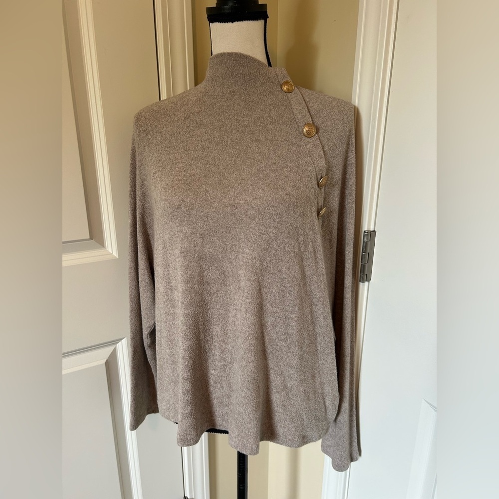 H&M Light Gray Knit Top with gold buttons